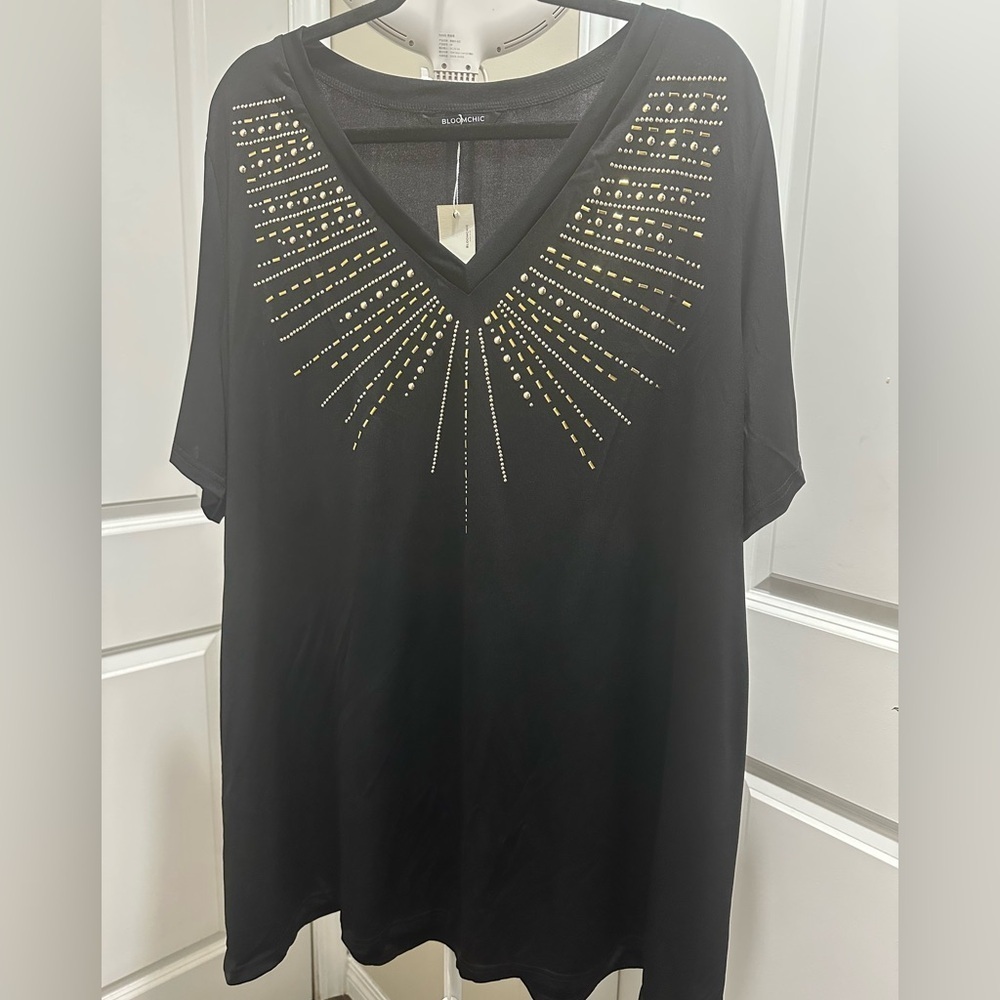 BloomChic Plus Size V-Neck Rhinestone Stretchy T-Shirt - Picture 3 of 5
